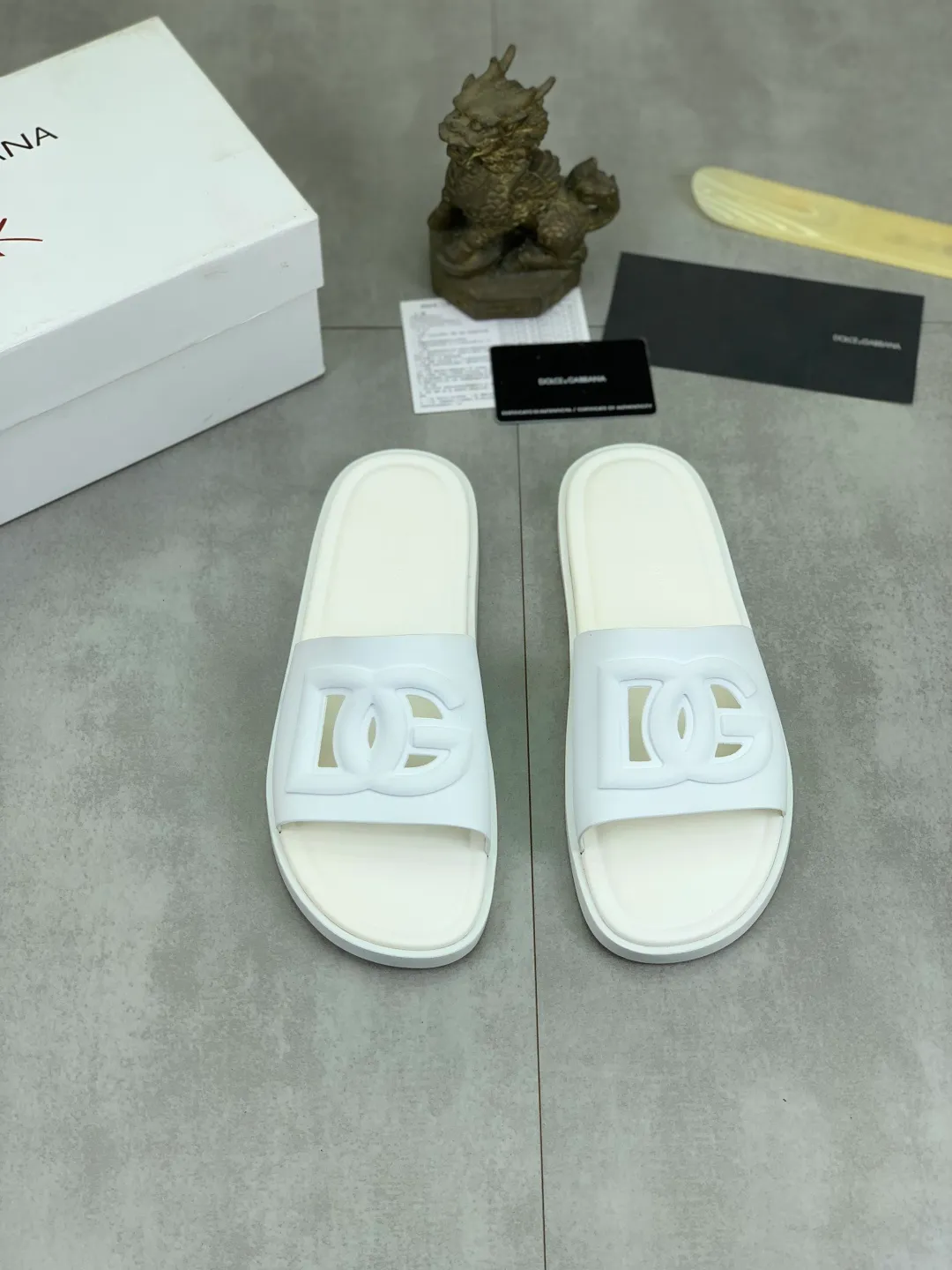 Men's shoes 💰P280 [New model] 💰High-quality slippers💎💎💎 DG official website synchronizes the latest slippers🩴 The highest version on the market, accept material comparison, shoe type comparison, process comparison, practical and textured, versatile and suitable for any occasion, the more you look at it, the more flavorful it becomes. Purely handmade craftsmanship - Upper material, calfskin imported from Italy 🇮🇹 - High-quality water-dyed sheepskin lining - Original high-quality private model customized combination outsole (super comfortable) -Size: 38-45 Color: 5️⃣ colors available